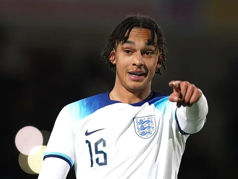 Hàng thủ yếu kém, Postecoglou vẫn đẩy đi một trung vệ