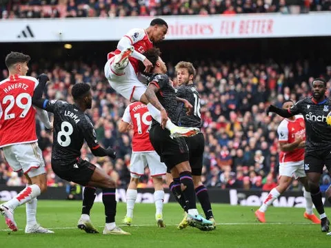 "Kẻ bị Arsenal ruồng bỏ" gây choáng trong ngày trở lại Emirates