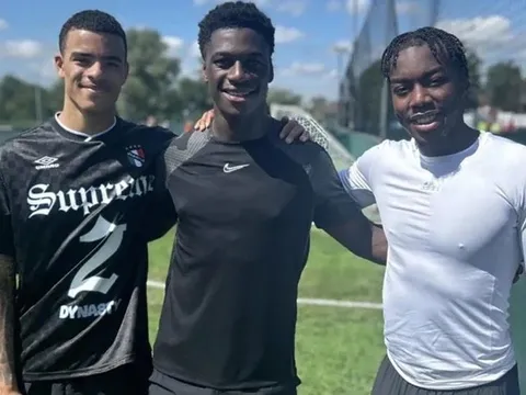 Mason Greenwood lần đầu tập luyện cùng cầu thủ Man Utd