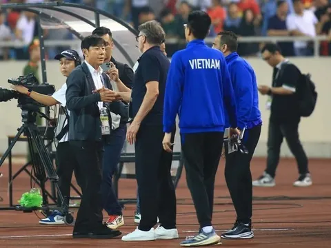 'Ông Troussier phá nát di sản của thầy Park'; 'Thế hệ vàng của Việt Nam sắp tàn lụi'
