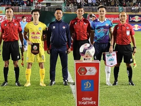 Án phạt cho trọng tài trận HAGL - Bình Định; Thầy Park gặp Kiatisak