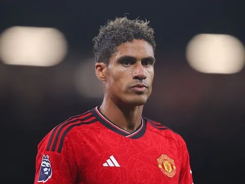 M.U đón cú sốc Varane