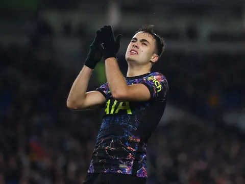 NÓNG! Vụ Cucurella đổ bể, M.U tiến hành kiểm tra y tế tân binh từ Spurs