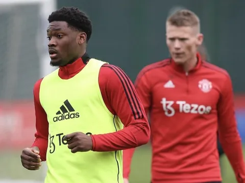 XONG! M.U bán đứt 'Ferdinand 2.0' cho tân binh Premier League