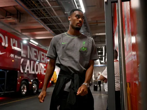 Lý do Gravenberch phải theo dõi trận gặp Aston Villa từ khán đài