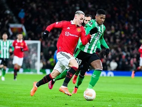 Berbatov khuyên sao MU loại bỏ hành động dư thừa