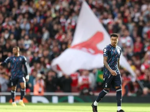 Fan Arsenal hét gì vào mặt Lingard?