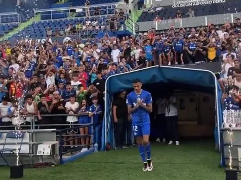 'Biển người' Getafe hân hoan chào đón Mason Greenwood trong buổi ra mắt