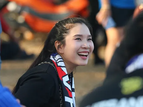 Fan nữ Thái Lan khoe sắc trước chung kết AFF Cup 2022