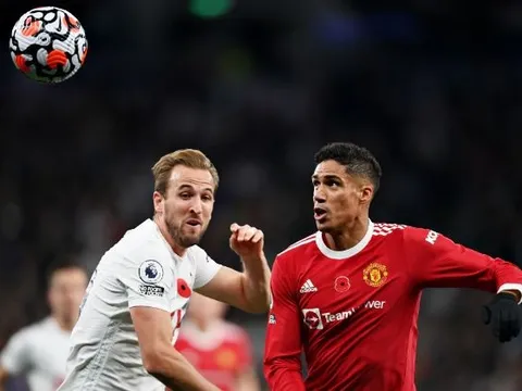 Fan Quỷ đỏ chỉ ra chiếc Rolls-Royce của Man Utd