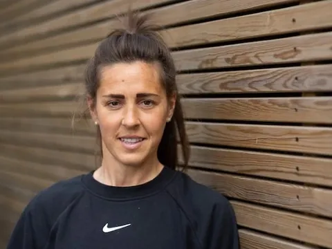 Fara Williams: Từ cô gái vô gia cư cho đến nữ huyền thoại bóng đá Anh