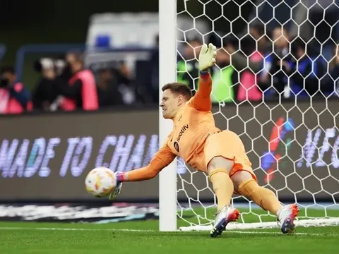 Fati thán phục người hùng của Barca