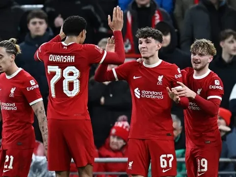 Jurgen Klopp lo ngại các cầu thủ trẻ của Liverpool sẽ bị lãng quên