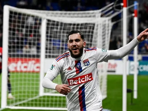 Olympique Lyon chốt giá bán Rayan Cherki vào tháng 1