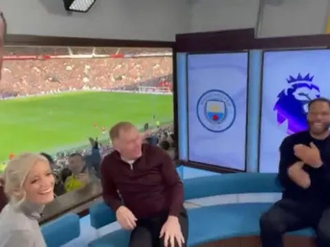 Man Utd ngược dòng, Ferdinand hóa rồ cùng Scholes