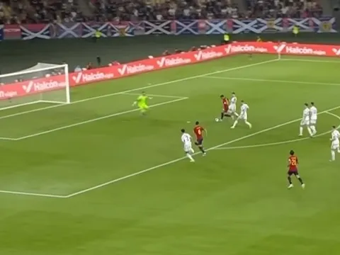 Hết nói nổi Ferran Torres