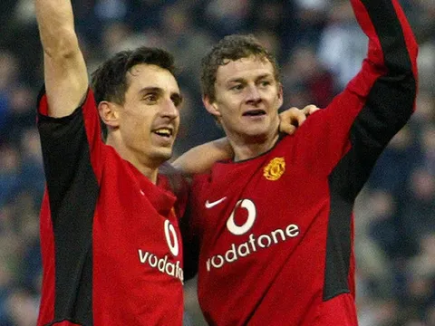 Gary Neville: 'Chúng em tự hào về anh, Ole'