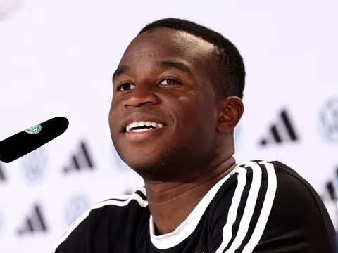 Neuer hóa "siêu cò" ngay trong buổi họp báo tuyển Đức