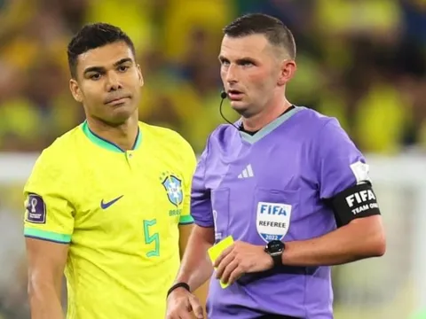 FIFA loại một trọng tài Anh khỏi World Cup