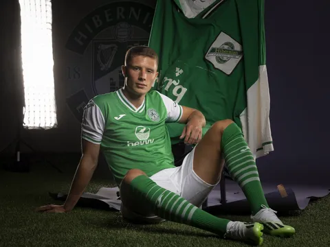 CHÍNH THỨC! Thêm cầu thủ chia tay Man Utd