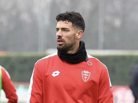 Hậu vệ Arsenal lần đầu trở lại sân tập sau khi bị đâm