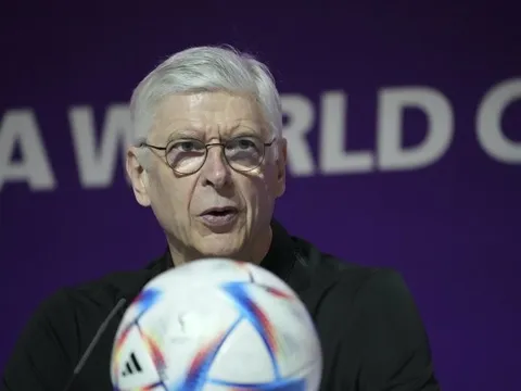 "Arsene Wenger đã bị tẩy não"