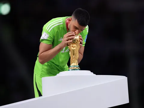 Here we go! Nhà vô địch World Cup gia nhập Ajax