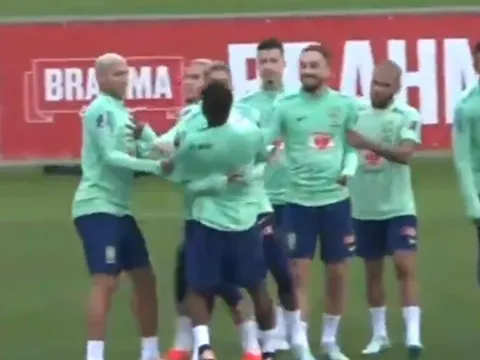 Dàn sao Brazil ỷ đông 'tấn công' Fred