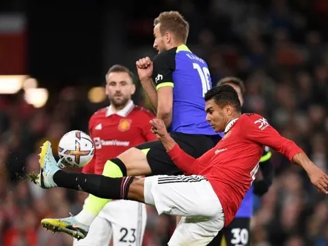 Fred chuyền bóng như hack; Casemiro suýt hóa 'tội đồ'