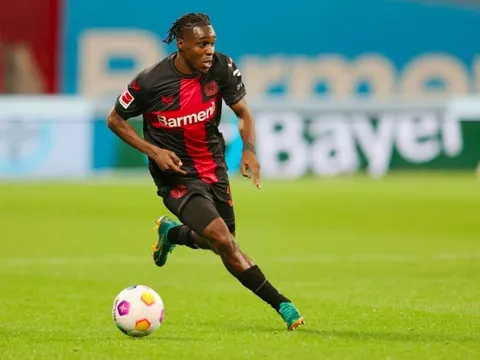 Dùng 2 tốt thí, Real chiếm mục tiêu Arsenal