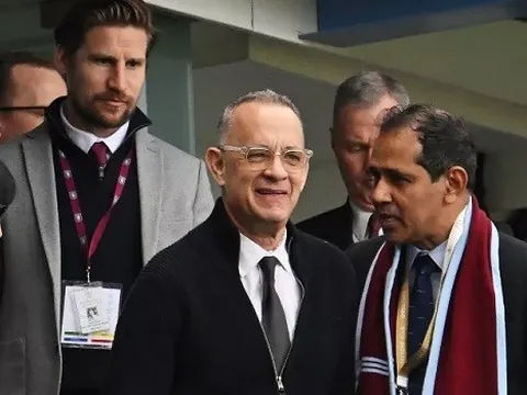Tom Hanks đến sân cổ vũ trận Aston Villa - Arsenal