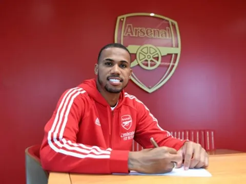 Dàn sao Arsenal chúc mừng Gabriel