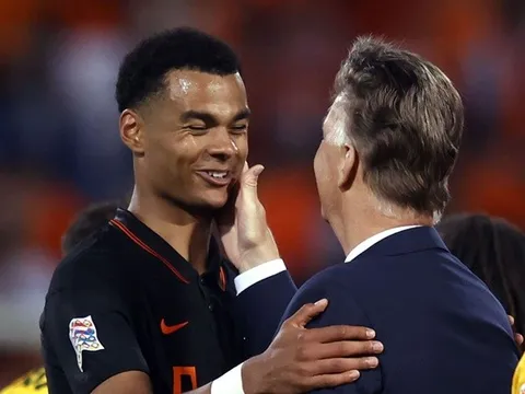 Van Gaal đã chỉ cách để Klopp dễ dàng "mở khóa" Gakpo