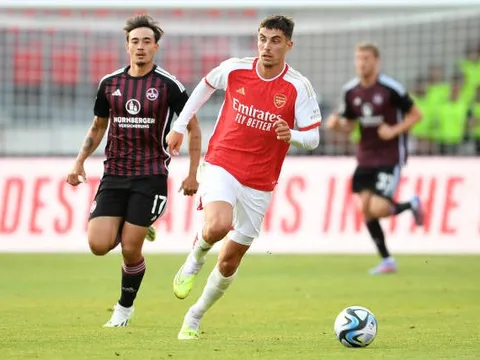 Gabriel Jesus tỏ thái độ với pha xử lý kém cỏi của Havertz