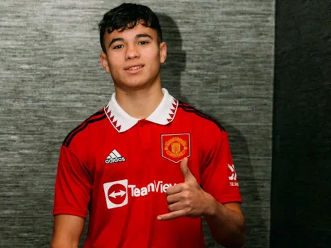 Tân binh chính thức ra mắt Man Utd