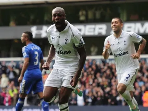 Huyền thoại Arsenal gặp tình huống tương tự Ronaldo