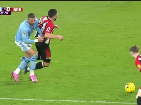 Gặp lại kẻ thù, Walker "bốc hỏa"