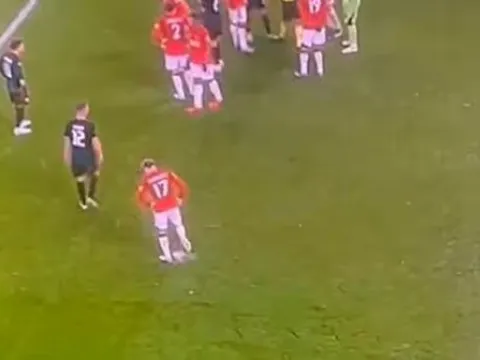 Garnacho phá nát chấm phạt đền tạo điều kiện cho Onana cản phá quả penalty