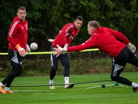Garnacho trổ tài Panenka; Nụ cười tươi rói của Van de Beek