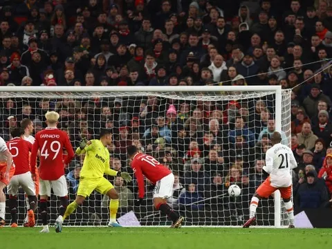 Garnacho 'vẽ cầu vồng', Man United ngược dòng hạ West Ham