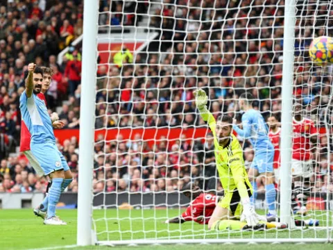 Gary Neville: "Bailly đã quá hấp tấp"
