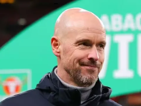 Gary Neville bị mê hoặc bởi cách dùng người thiên tài của Ten Hag