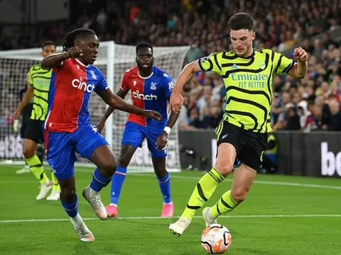 Gary Neville: "Cậu ấy là khác biệt lớn với Arsenal"