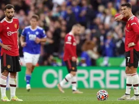 Gary Neville chỉ trích thái độ của CR7 và Bruno ở Man Utd