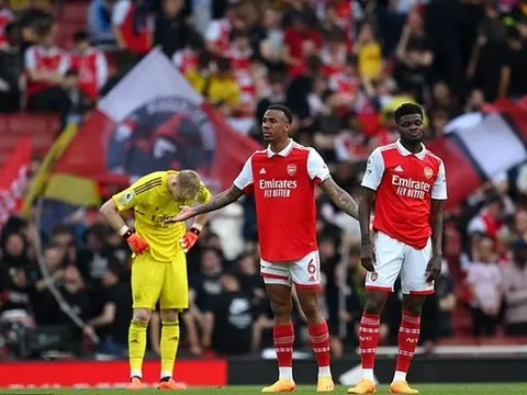 Neville thừa nhận sự thật phũ phàng về Arsenal