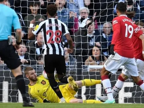 Gary Neville: "Man United xứng đáng bị đánh bại"