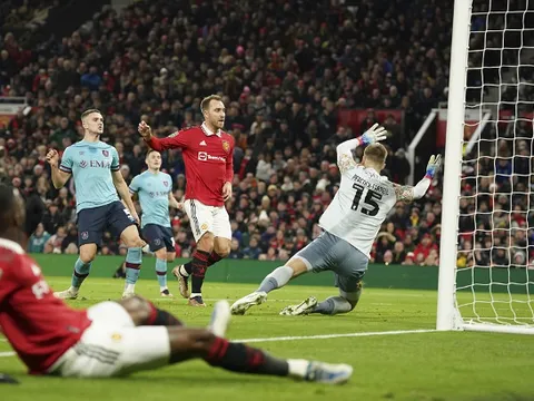 Gary Neville ngả mũ với Wan-Bissaka