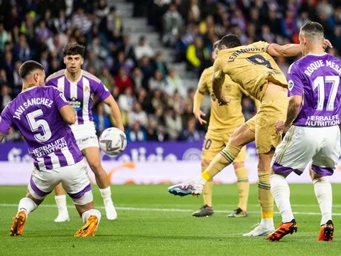 Gây sốc trước Barca, Valladolid thoát khỏi nhóm 'cầm đèn đỏ'