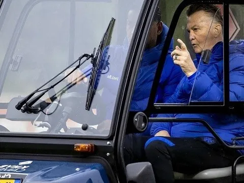 Gãy xương vì ngã xe đạp, Van Gaal ngồi xe golf chỉ đạo học trò