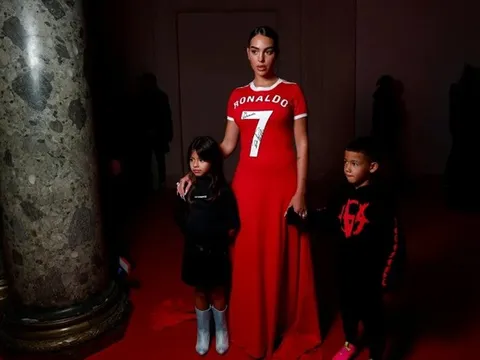 Georgina Rodriguez gây choáng tại Tuần lễ thời trang Paris